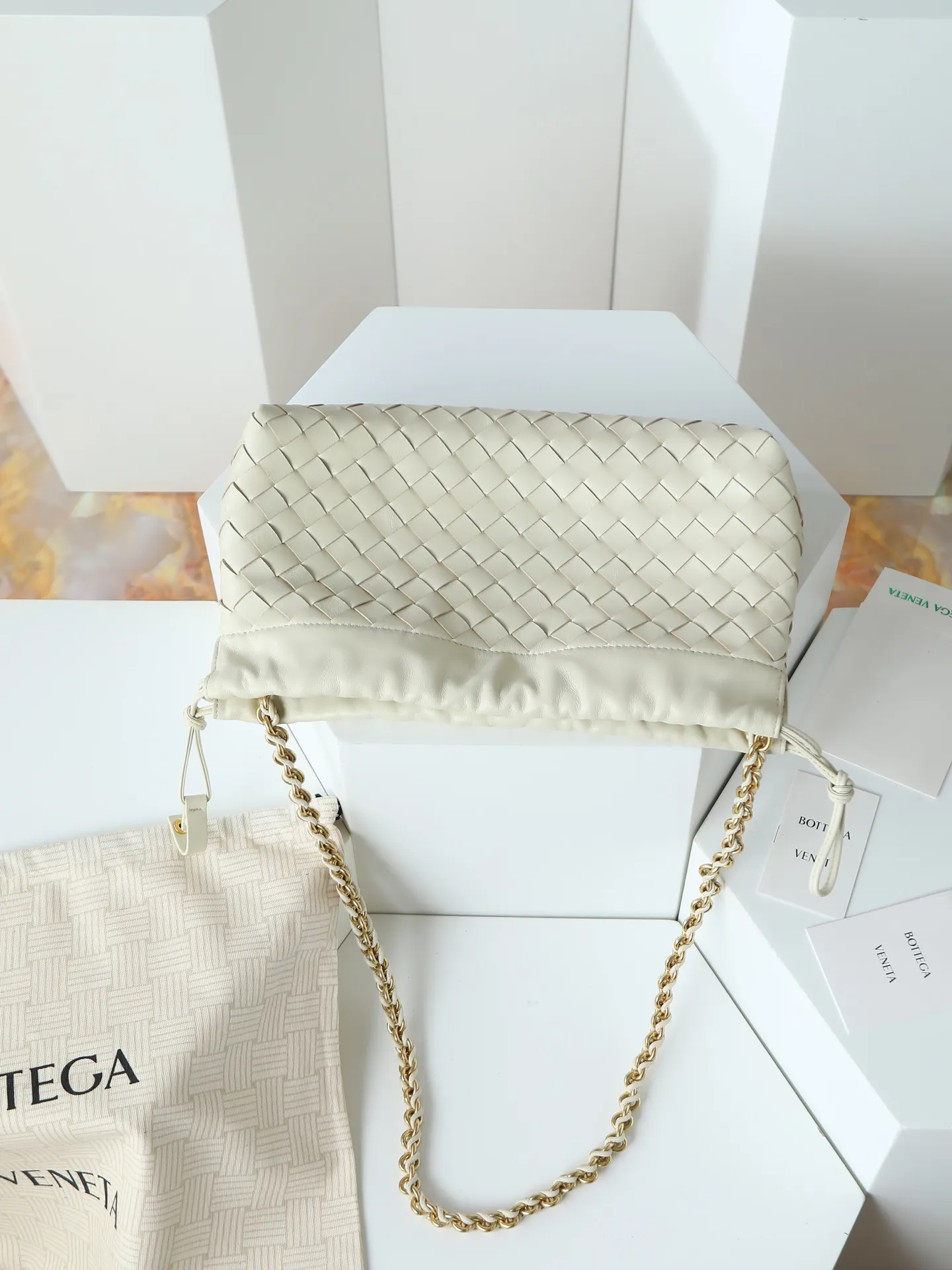 p1600. BOTTEGA VENETA 2025 new women's Dustbag Notte clutch. Dustbag, which has been very popular since its launch, has a chain clause! ! The hand-carrying method is reminiscent of the classic bag type Pouch , light and elegant, the retained drawstring design can be used as a bag, and the chain is longer, which is very suitable for sisters who like to carry their hands cross-body with their hands free. No matter which way you carry it, you can change the way you carry it according to the occasion and your mood of the day, which can make the overall outfit more fashionable🪄🪄The body of the bag has also been widened. It is the rainy season and the weather is hot, so it can easily accommodate small umbrellas and water bottles. The interior is made of nylon, which is light and comfortable to carry, and is very suitable for summer use. Style number: 839394 Size: 33*19*8cm